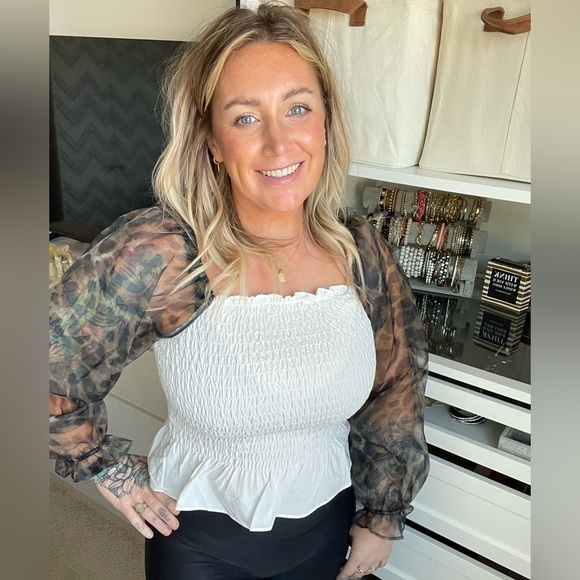 Available Tops - NWT Available Ruffle and Puff Sleeve Top